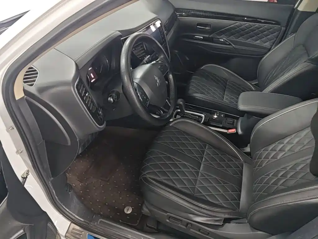 Mitsubishi Outlander — фото 15