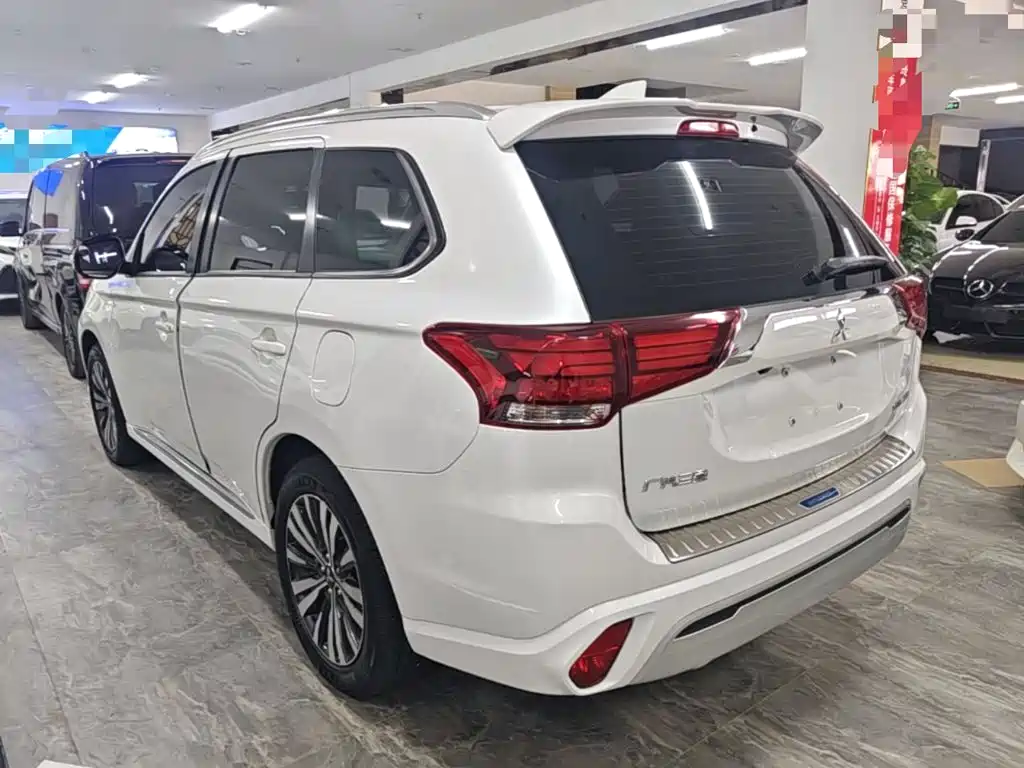 Mitsubishi Outlander — фото 4
