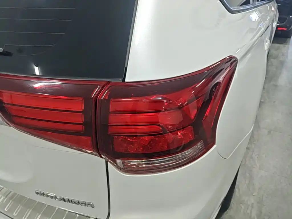 Mitsubishi Outlander — фото 7