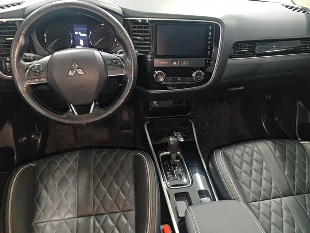 Mitsubishi Outlander — фото 9