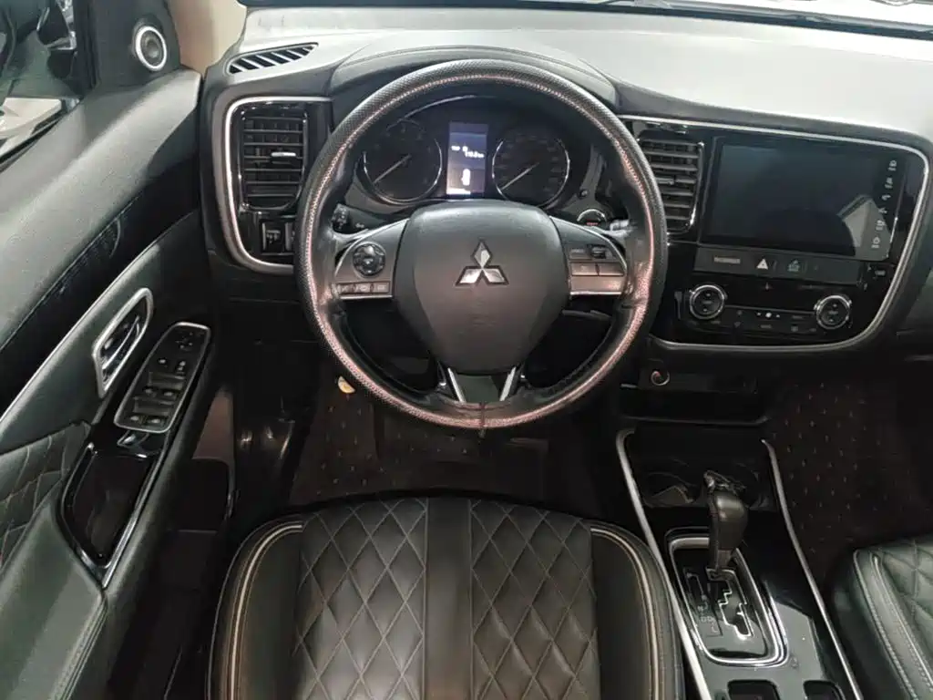 Mitsubishi Outlander — фото 10