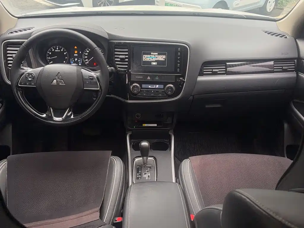 Mitsubishi Outlander — фото 11