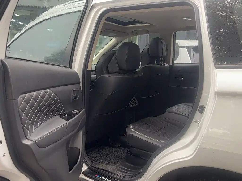 Mitsubishi Outlander — фото 10