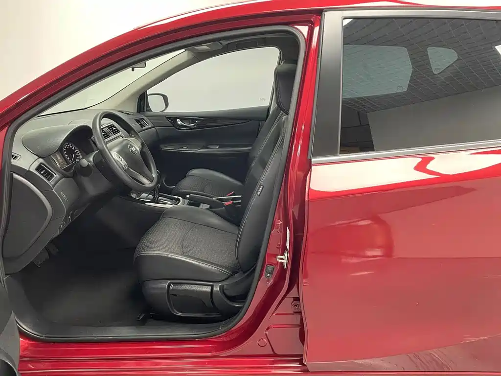 Nissan Tiida — фото 11