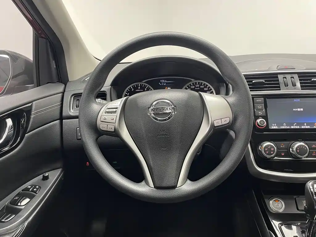 Nissan Tiida — фото 13