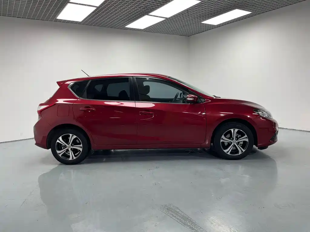 Nissan Tiida — фото 4