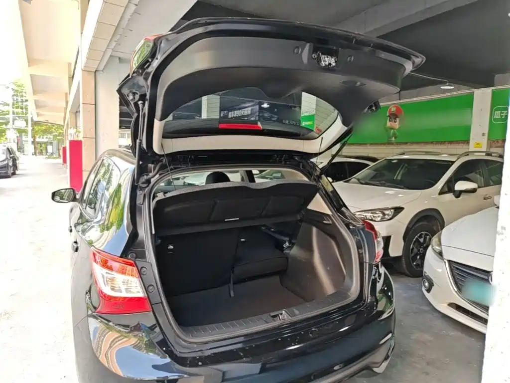 Nissan Tiida — фото 18