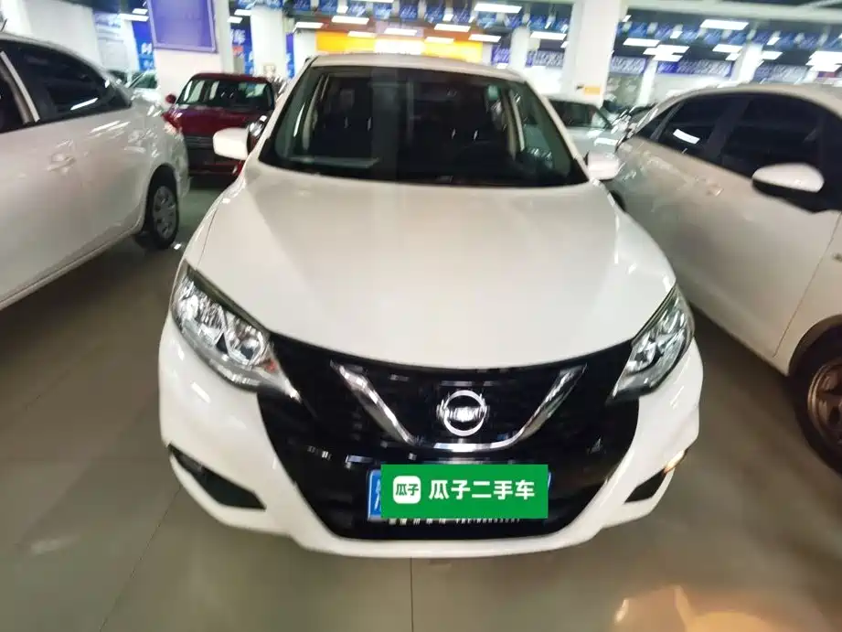 Nissan Tiida — фото 2