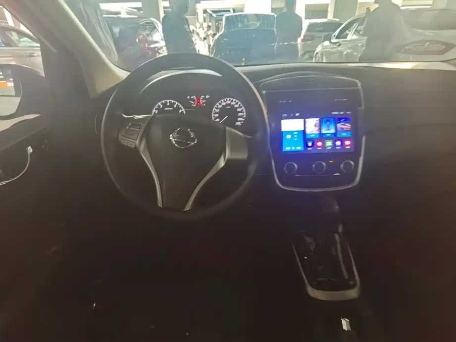 Nissan Tiida — фото 10