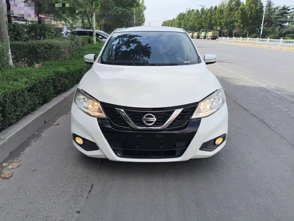 Nissan Tiida — фото 2