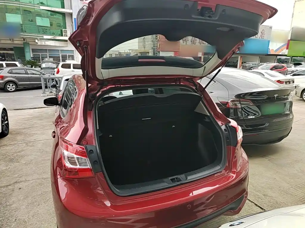 Nissan Tiida — фото 18