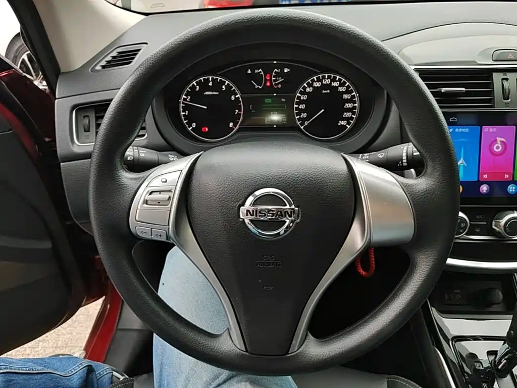 Nissan Tiida — фото 10