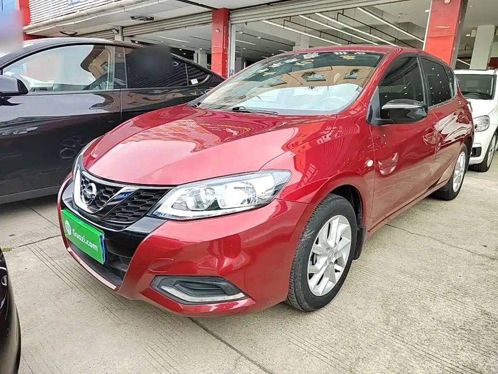 Nissan Tiida — фото 1