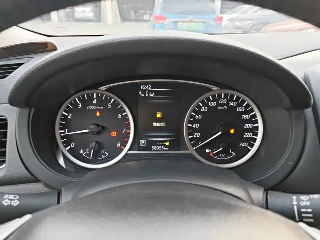 Nissan Tiida — фото 11