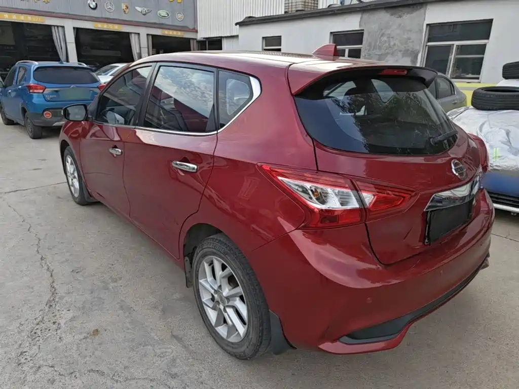 Nissan Tiida — фото 4