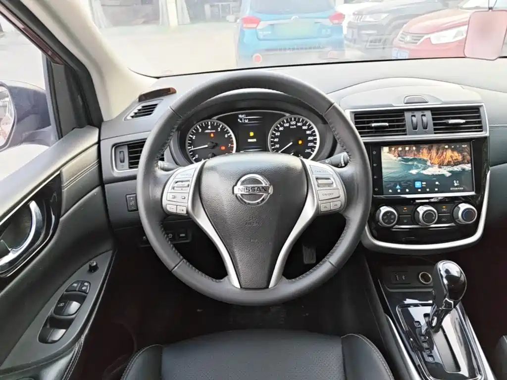 Nissan Tiida — фото 10