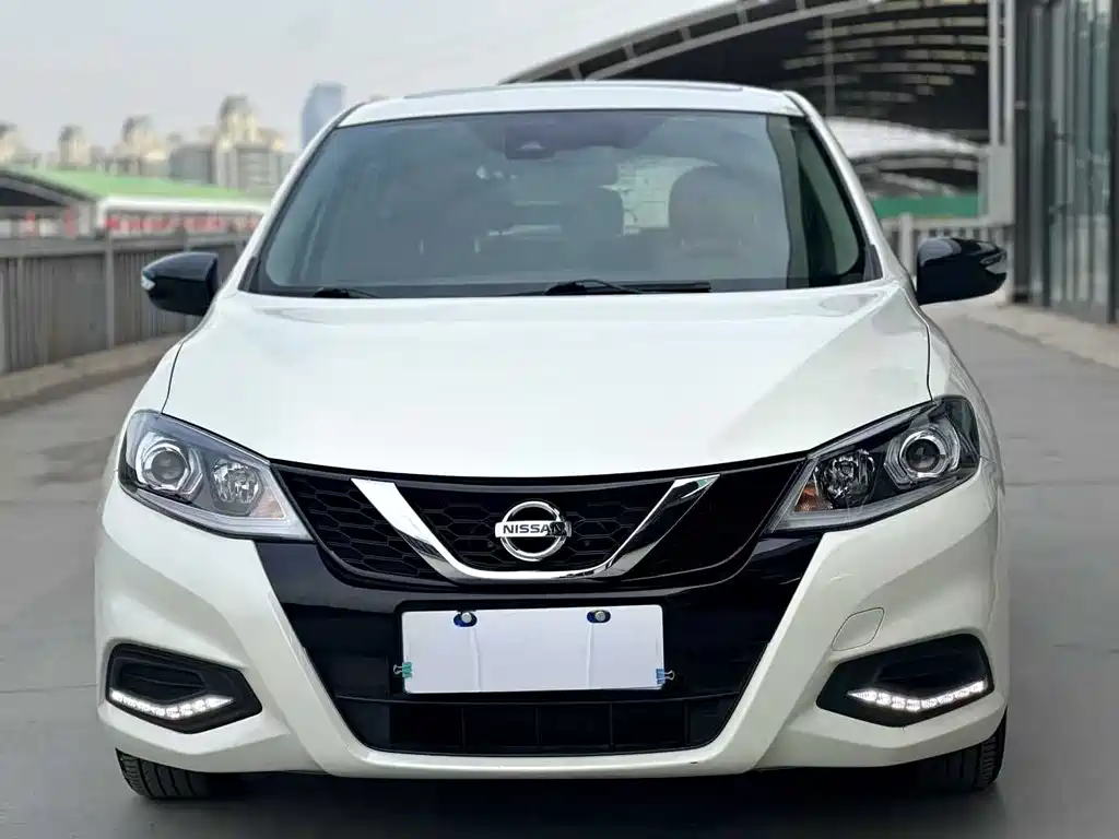 Nissan Tiida — фото 2