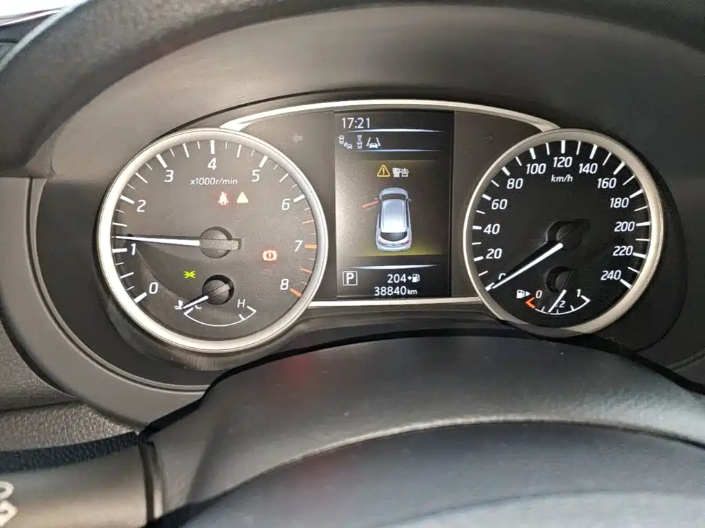 Nissan Tiida — фото 11