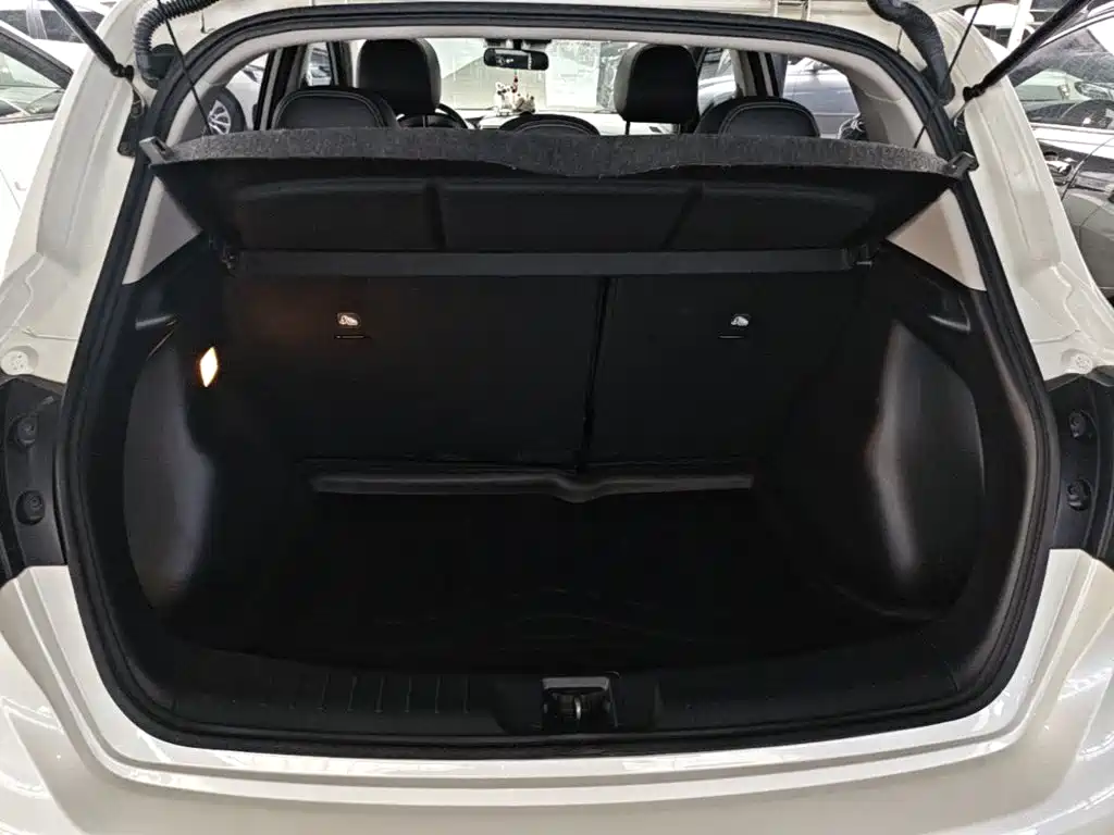 Nissan Tiida — фото 18