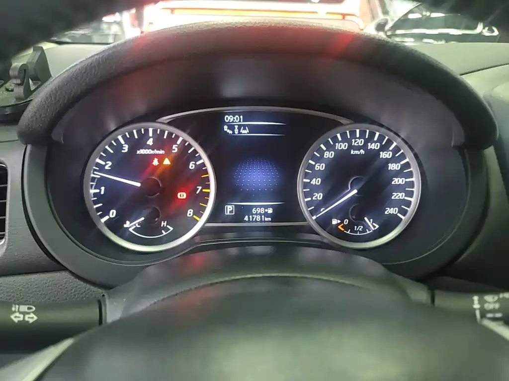 Nissan Tiida — фото 11