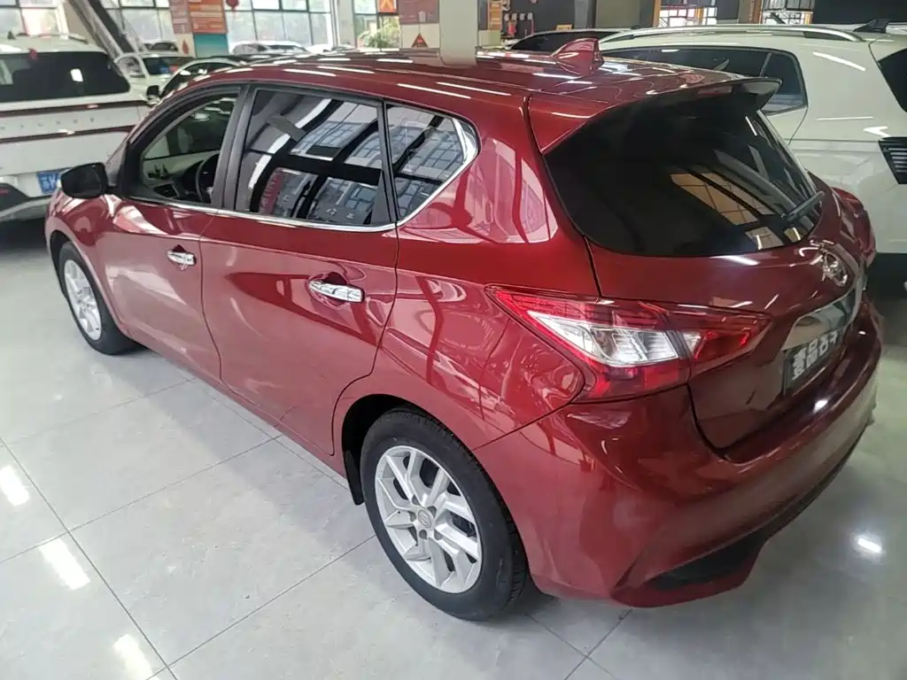 Nissan Tiida — фото 4