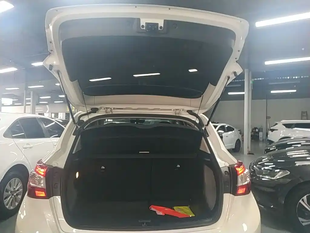 Nissan Tiida — фото 18