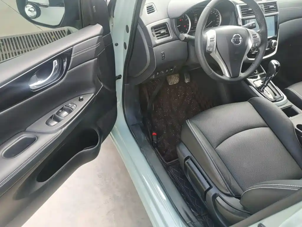 Nissan Tiida — фото 15