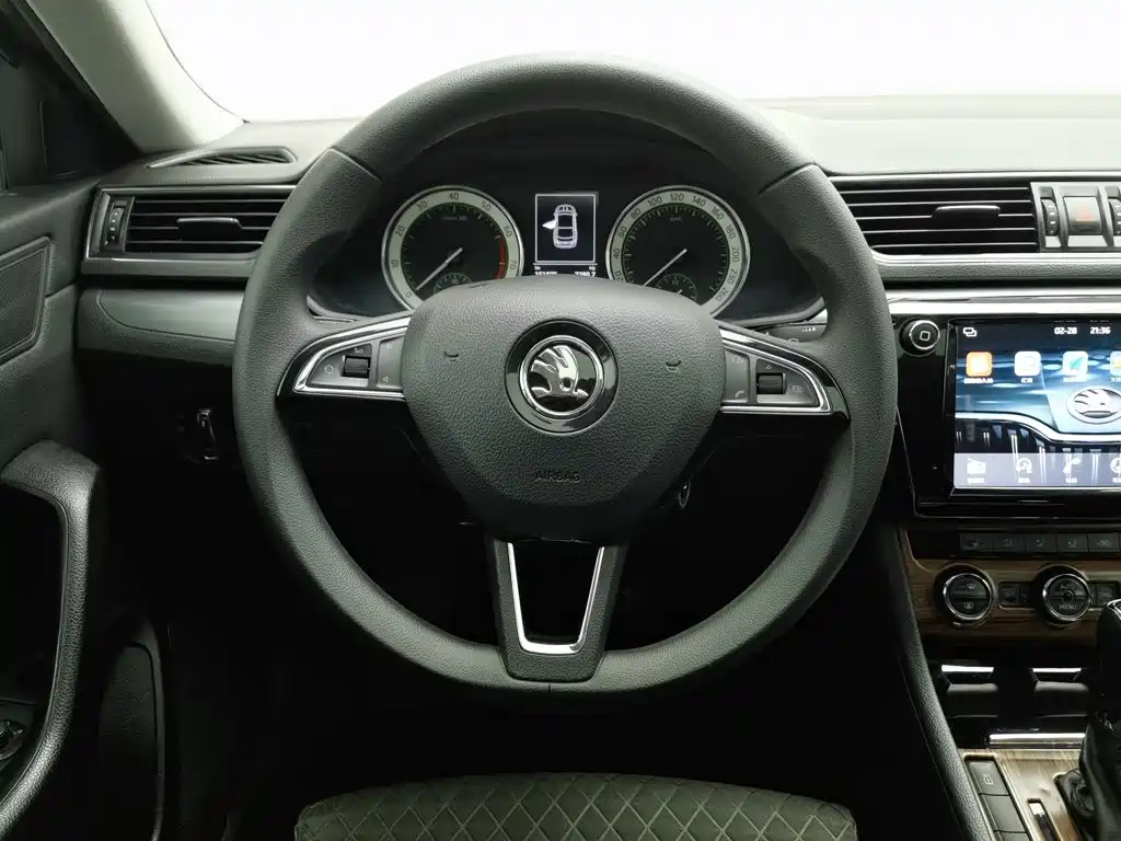 Skoda Superb — фото 11