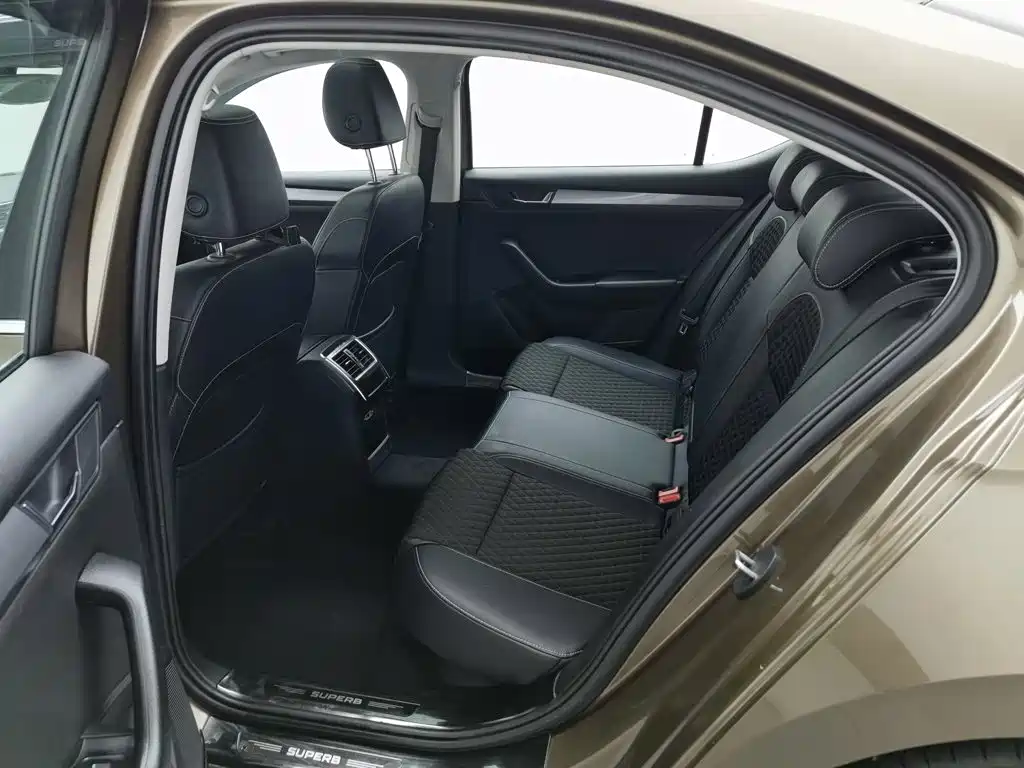 Skoda Superb — фото 15