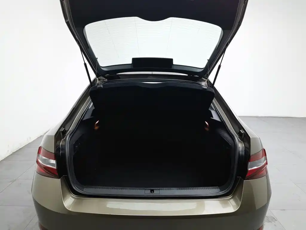 Skoda Superb — фото 16