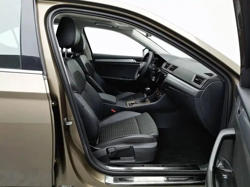 Skoda Superb — фото 23