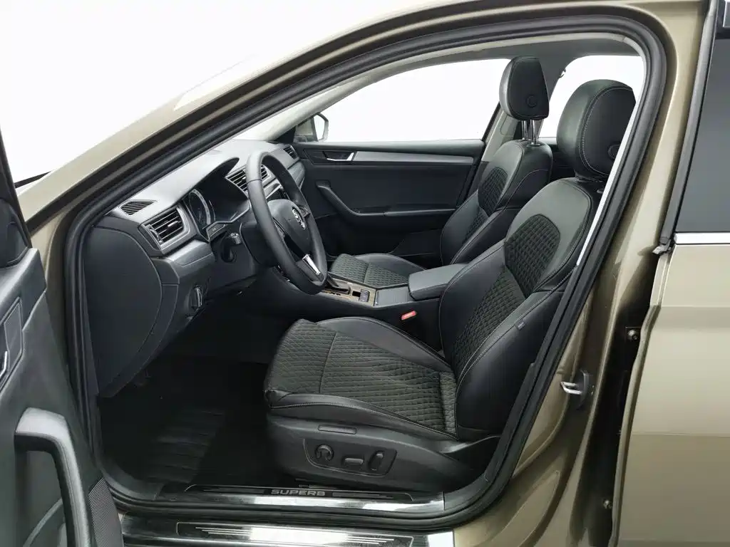 Skoda Superb — фото 10