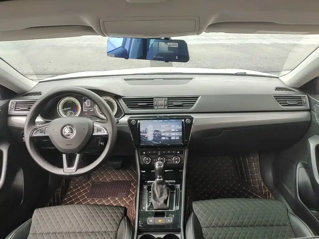 Skoda Superb — фото 9