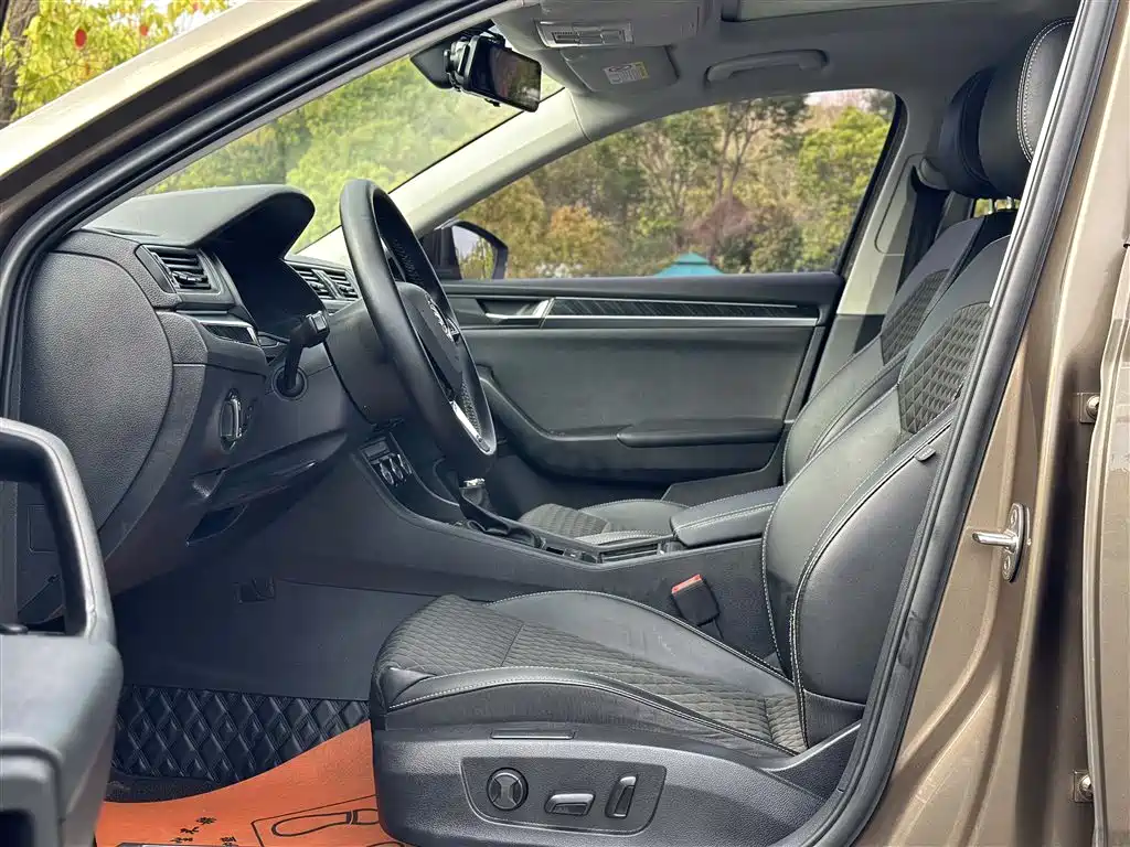 Skoda Superb — фото 11