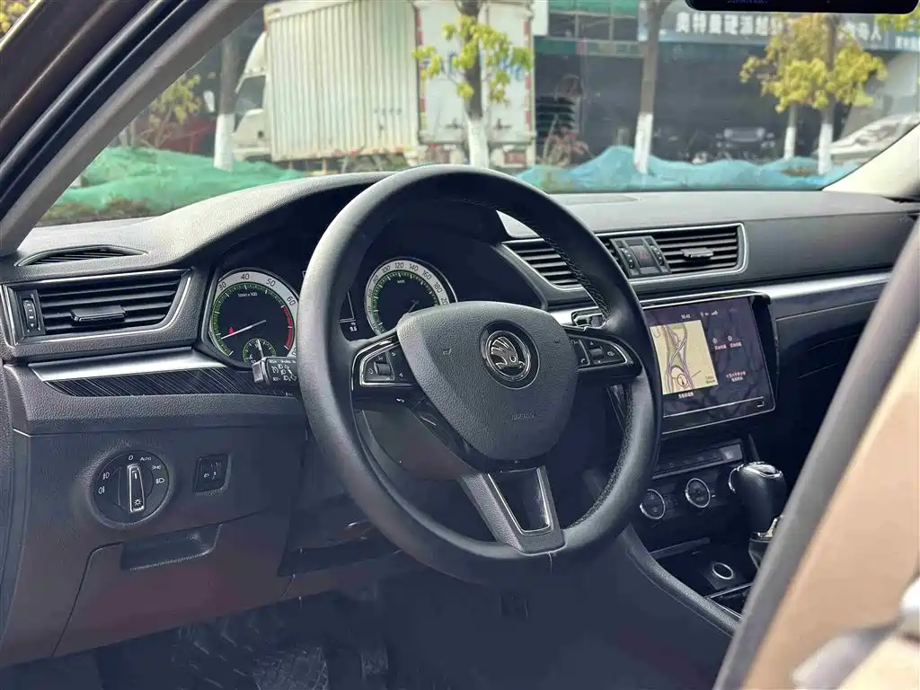 Skoda Superb — фото 13