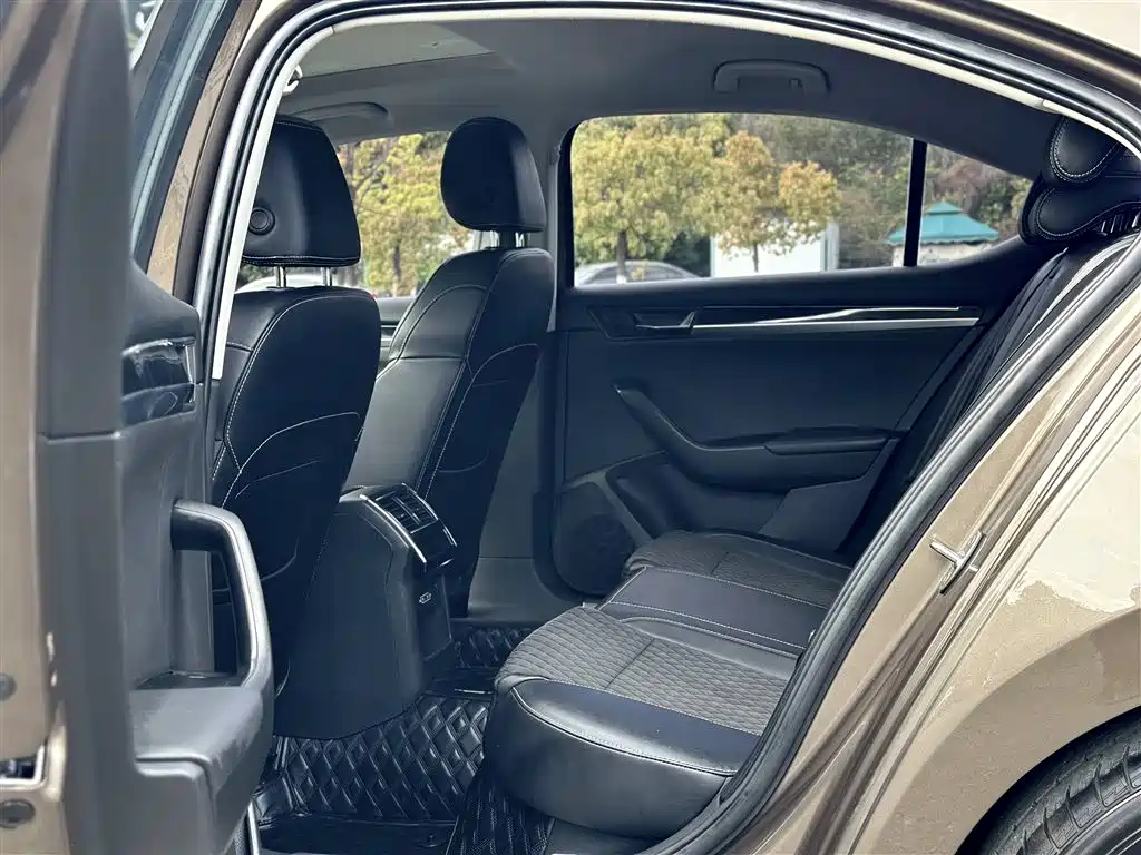 Skoda Superb — фото 15