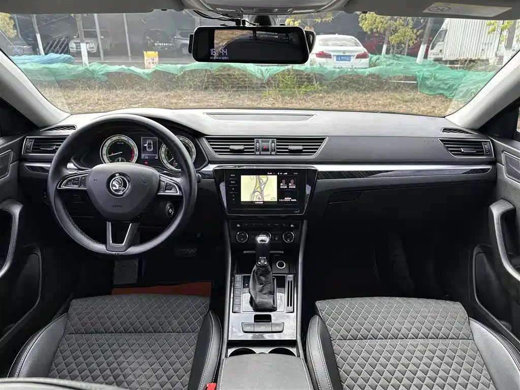 Skoda Superb — фото 18
