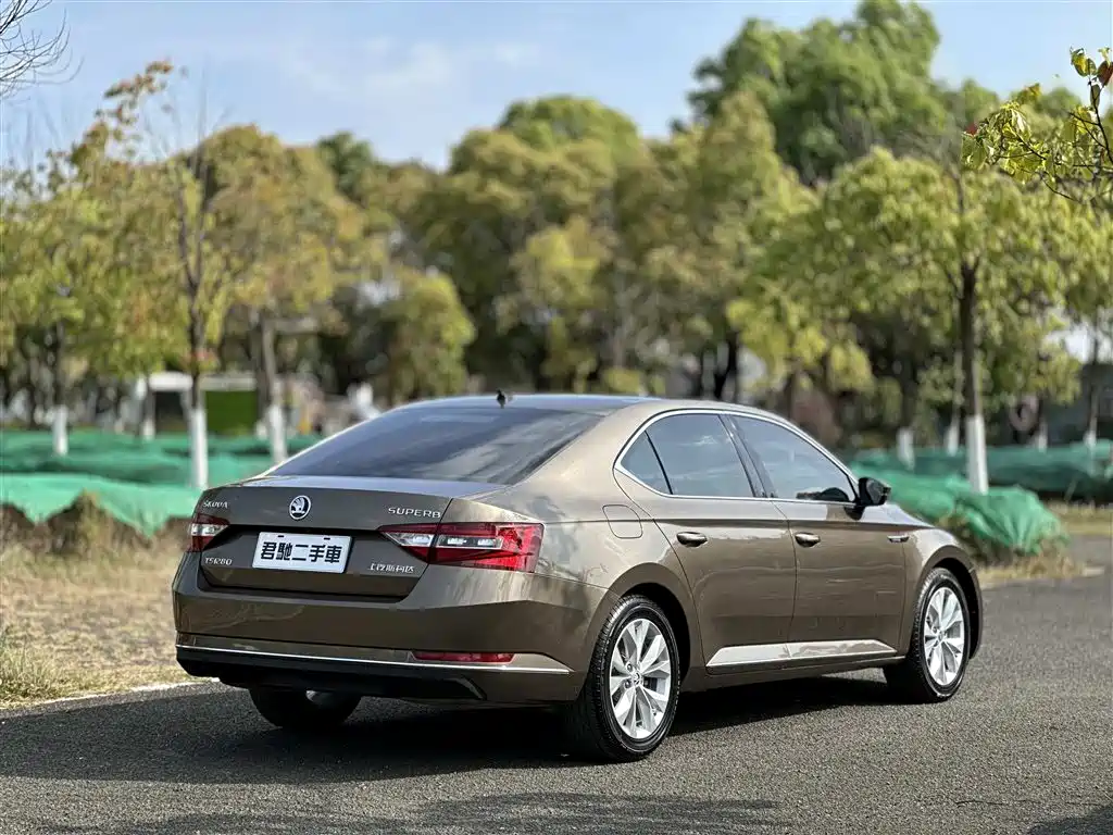 Skoda Superb — фото 5