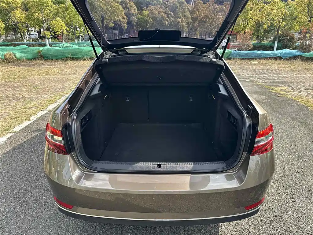 Skoda Superb — фото 9
