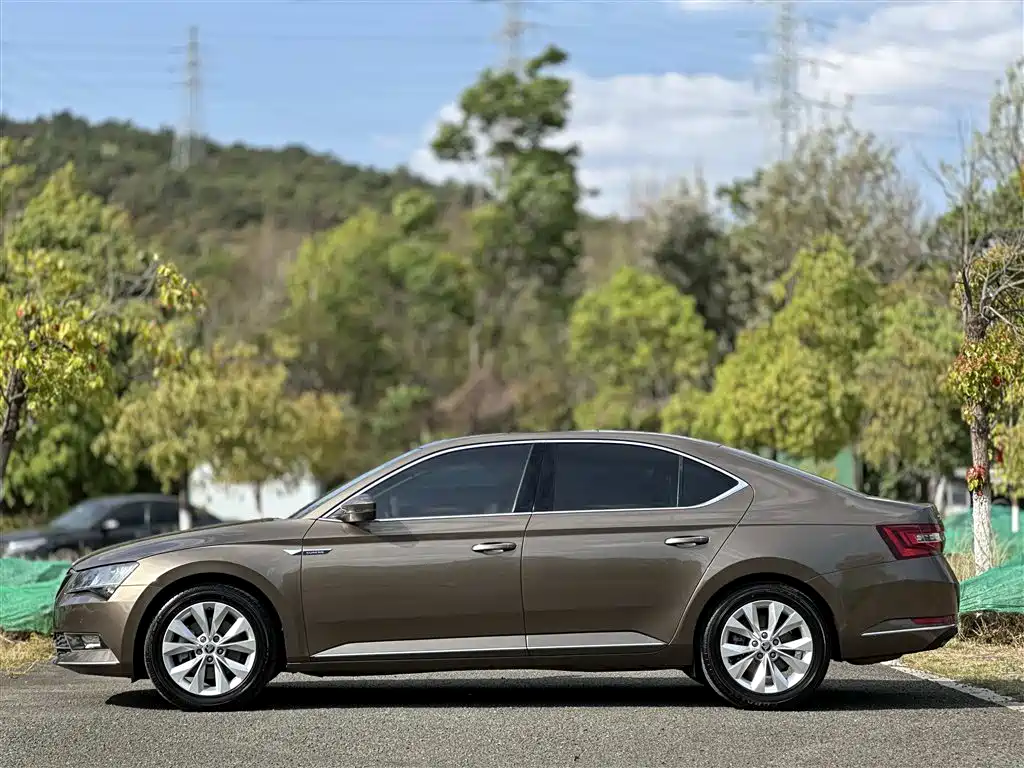 Skoda Superb — фото 10