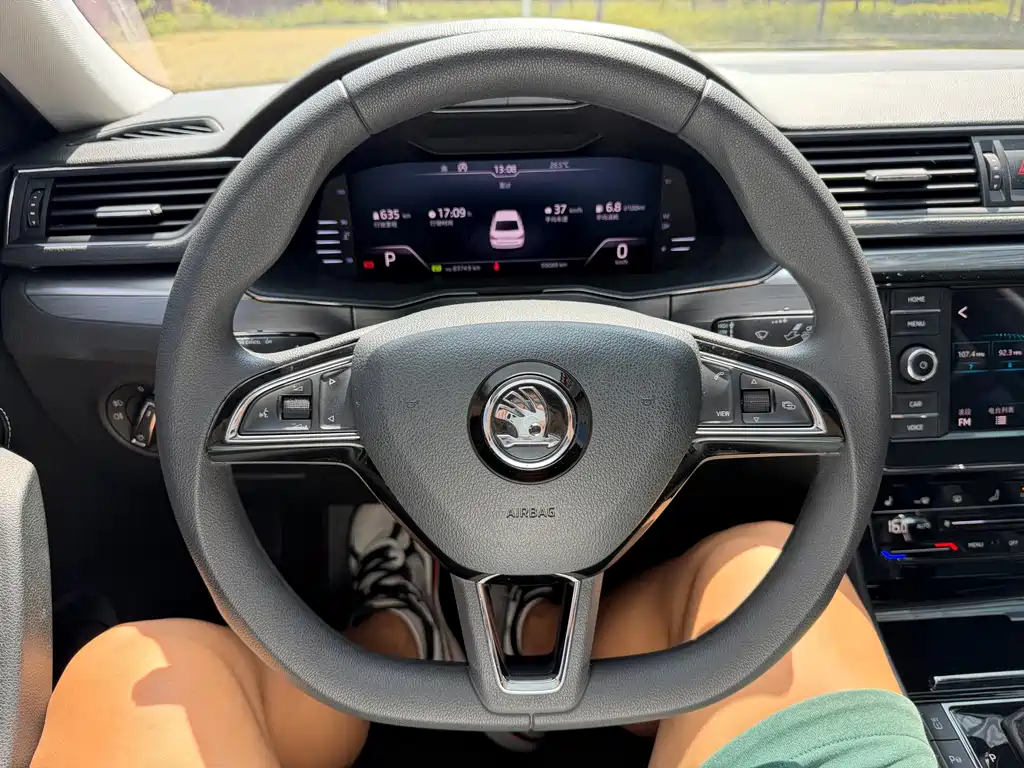 Skoda Superb — фото 11