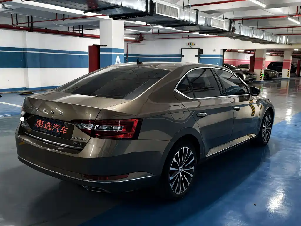 Skoda Superb — фото 9