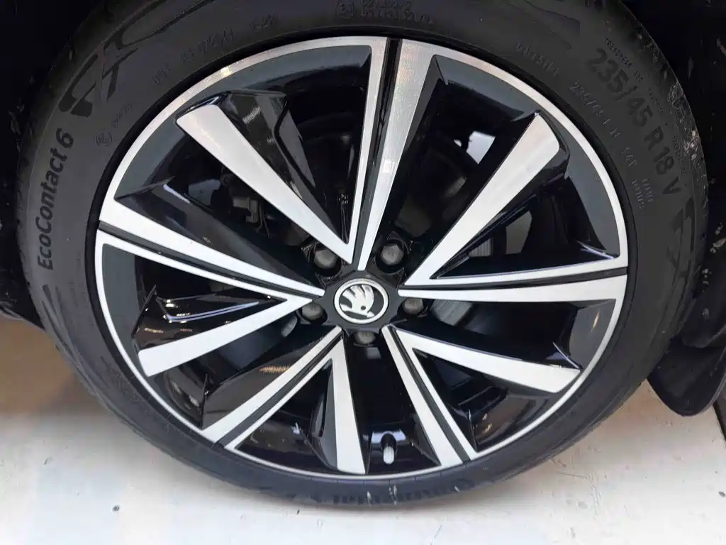 Skoda Superb — фото 23