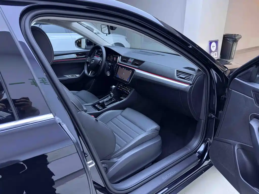 Skoda Superb — фото 11