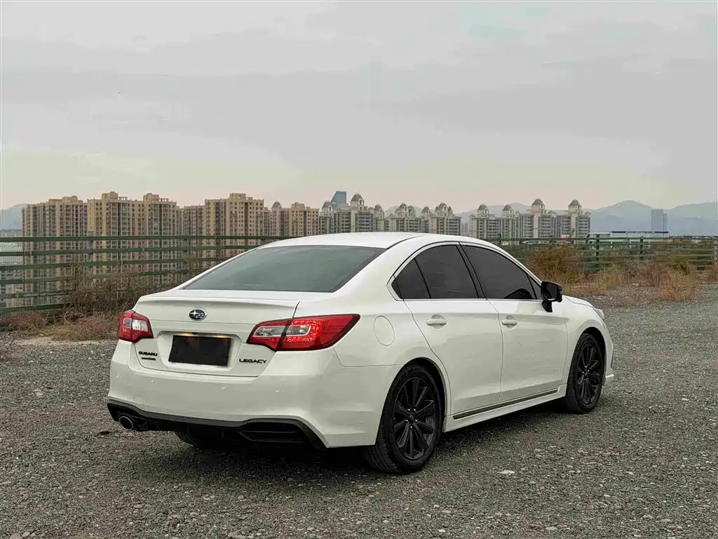 Subaru Legacy — фото 4