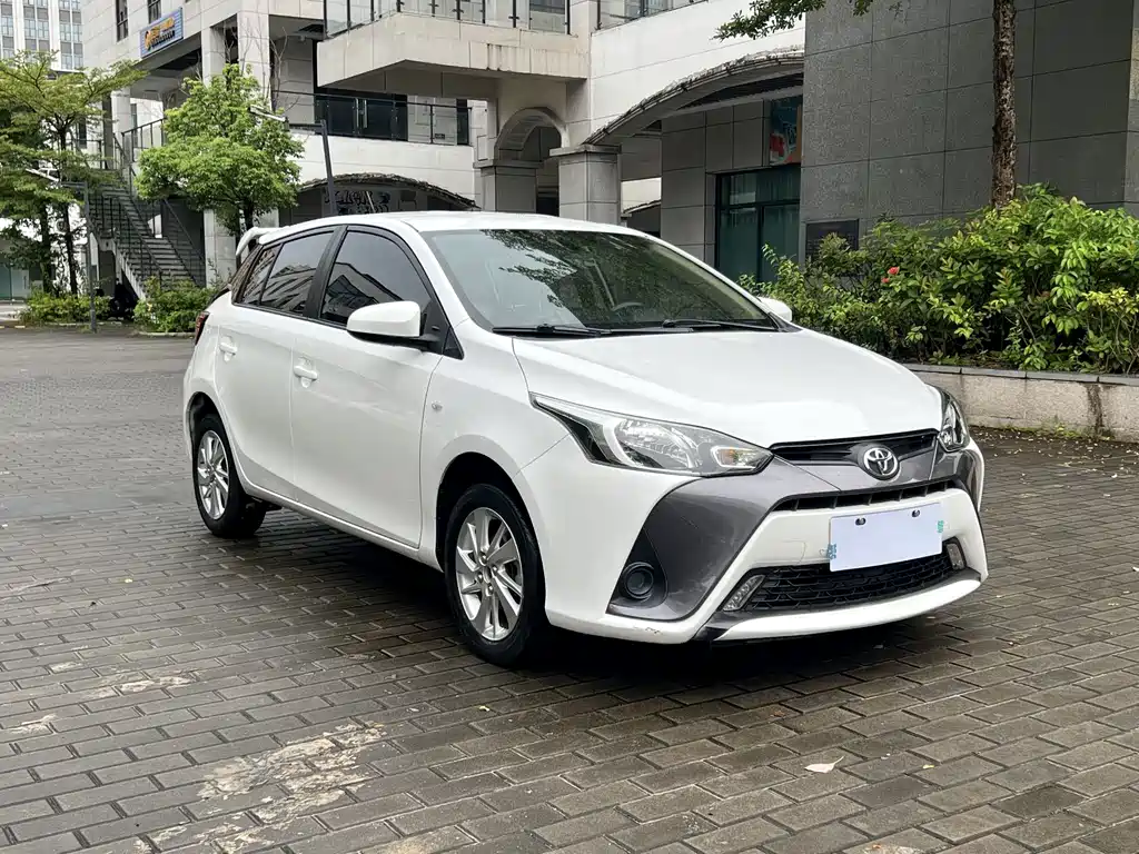 Toyota Yaris L — фото 3