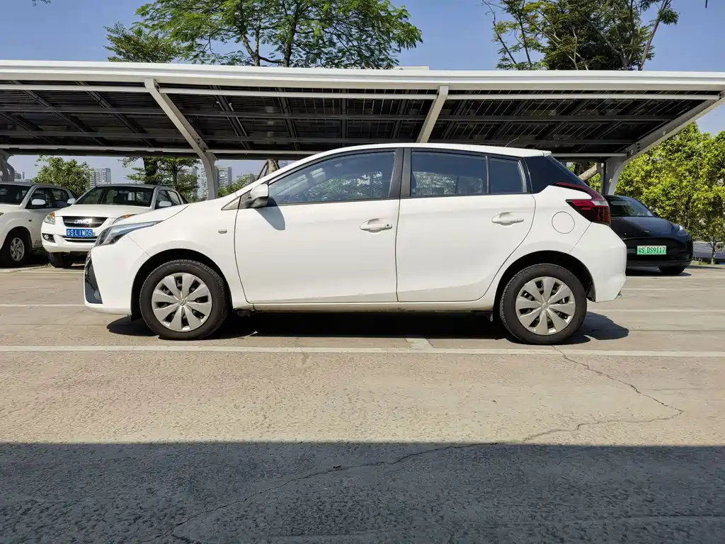 Toyota Yaris L — фото 4