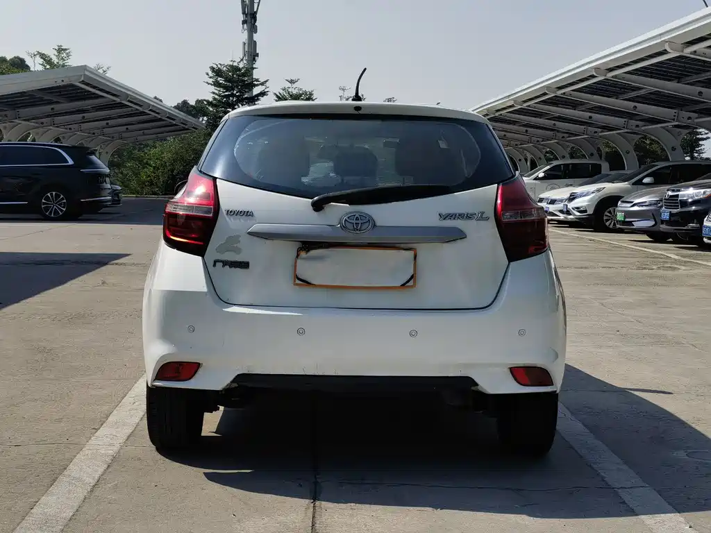 Toyota Yaris L — фото 7