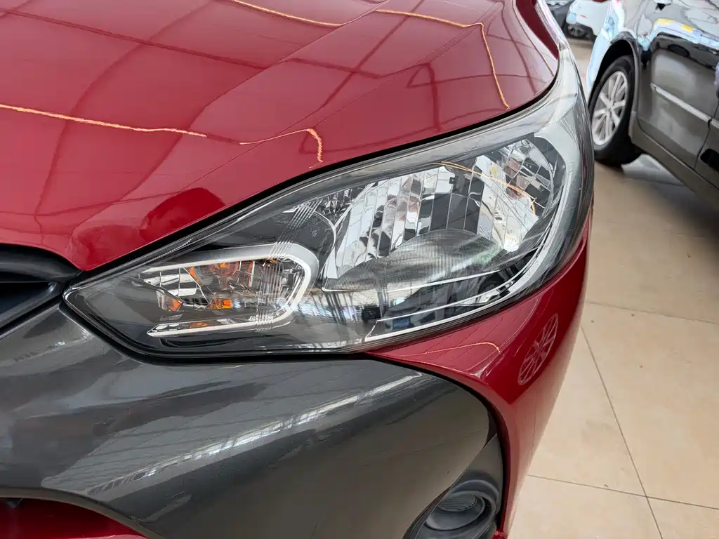 Toyota Yaris L — фото 2