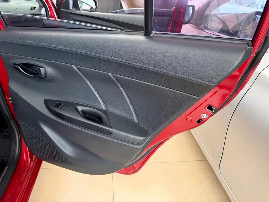 Toyota Yaris L — фото 24
